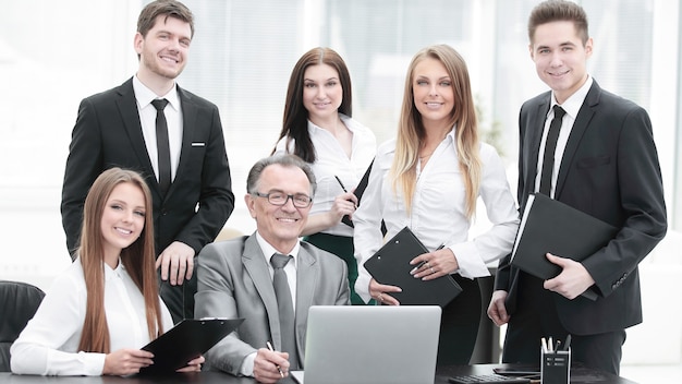 équipe commerciale professionnelle au bureau.