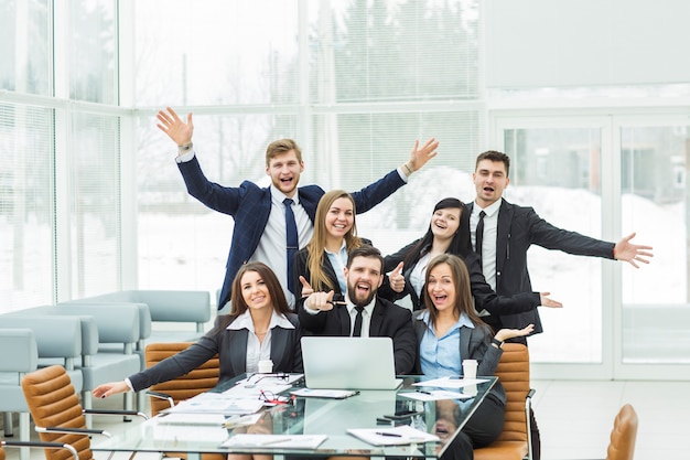 L'équipe commerciale professionnelle est ravie des réalisations du travail commun. la photo a un espace vide pour votre texte