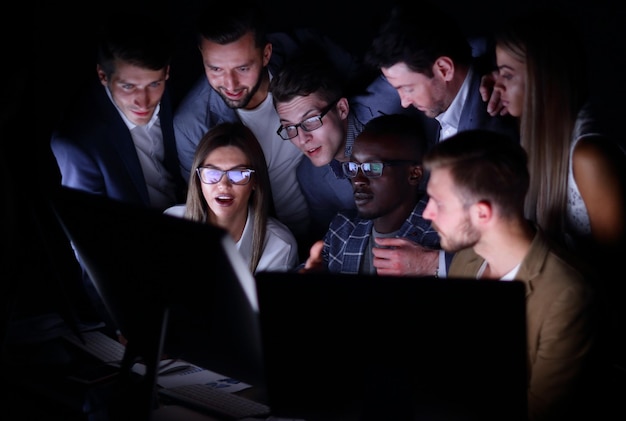 L'équipe commerciale professionnelle mène une séance de remue-méninges avec un écran d'ordinateur noir