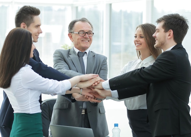 Photo l'équipe commerciale professionnelle montre son unitéle concept de travail d'équipe