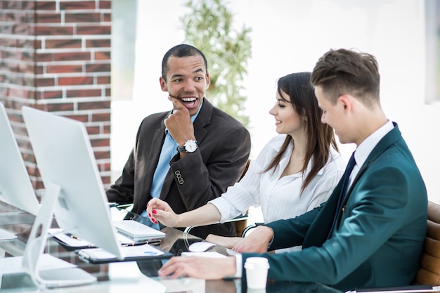 équipe commerciale professionnelle parlant assis derrière un bureau