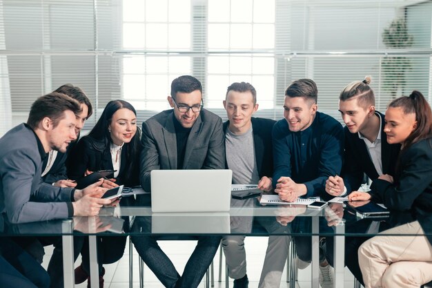 L'équipe commerciale regarde attentivement l'écran de l'ordinateur portable