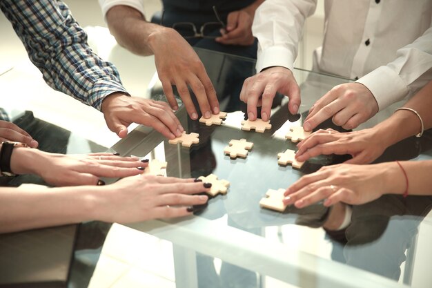 équipe commerciale reliant les pièces du puzzle