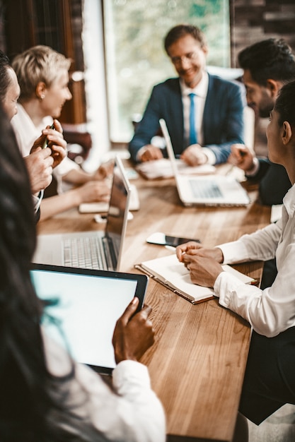 Photo l'équipe commerciale a un remue-méninges dans la salle du conseil