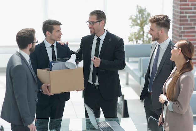 L'équipe commerciale rencontre un nouvel employé le concept de la première journée de travail