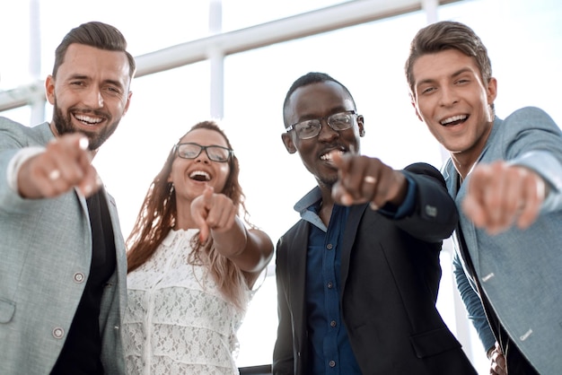 Photo l'équipe commerciale réussie pointe vers vous