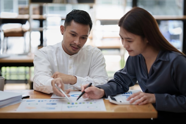 L'équipe commerciale s'emploie à travailler avec le plan financier réunion discussion brainstrom avec tablette sur le bureau Concept de réunion