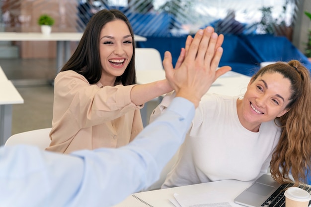 Photo l'équipe commerciale s'entraide au bureau pour d'excellents résultats de travail