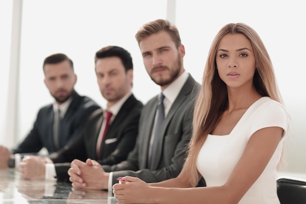 Équipe commerciale sérieuse lors d'un atelier