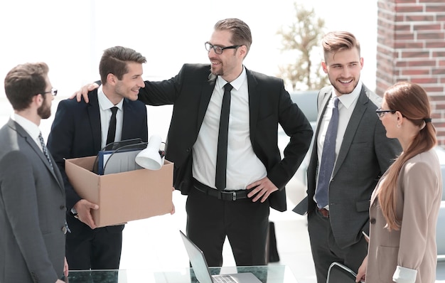 Une équipe commerciale souriante rencontre une nouvelle photo d'employé avec espace de copie