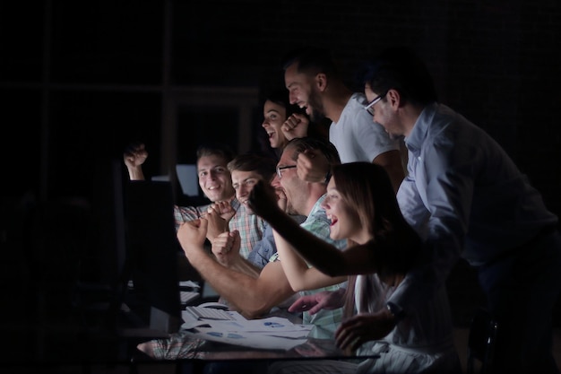 L'équipe commerciale sourit en regardant le moniteur d'ordinateur photo avec espace de copie