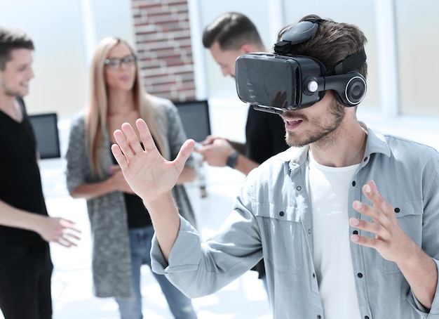 Équipe commerciale testant un casque de réalité virtuelle lors d'une réunion de bureau