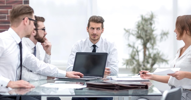 L'équipe commerciale travaille dans un bureau moderne en semaine