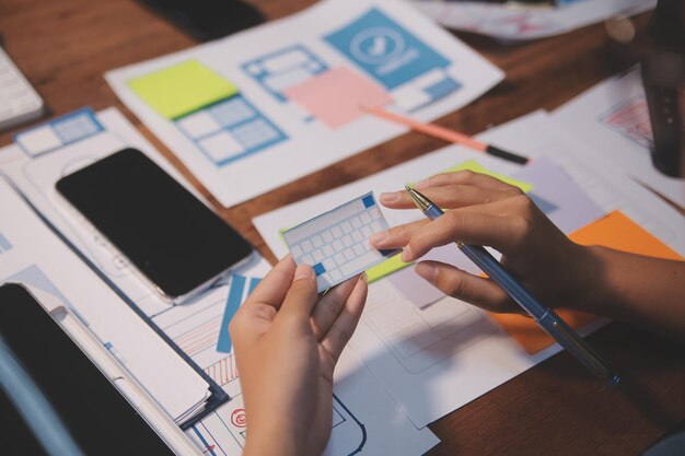 L'équipe de concepteurs conçoit le système uxui pour faire fonctionner le réseau uxui sur les nouveaux téléphones et les mises à jour du système de support.