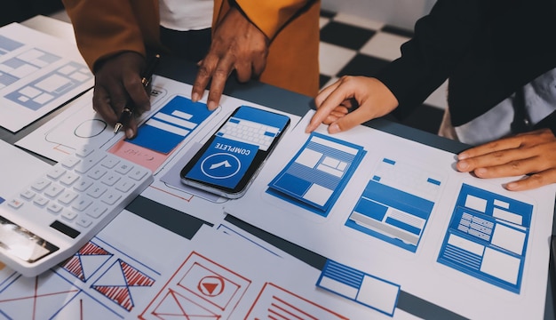 L'équipe de concepteurs conçoit le système uxui pour faire fonctionner le réseau uxui sur les nouveaux téléphones et les mises à jour du système de support.