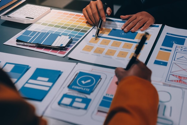 L'équipe de concepteurs conçoit le système uxui pour faire fonctionner le réseau uxui sur les nouveaux téléphones et les mises à jour du système de support.