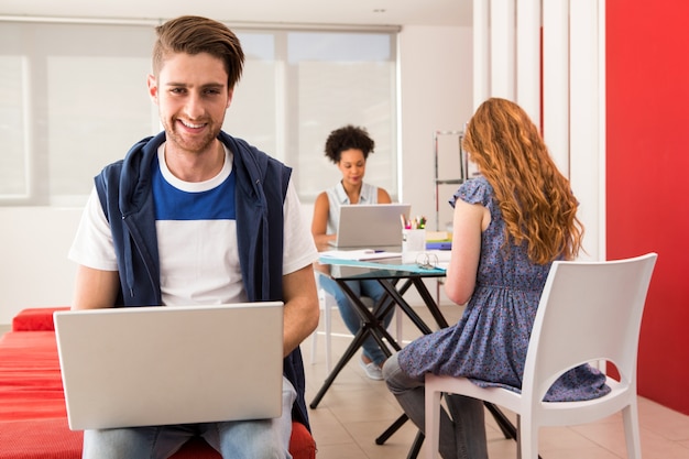 Équipe créative au bureau