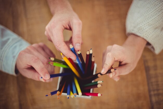 Équipe Créative Choisissant Des Crayons De Couleur Différente