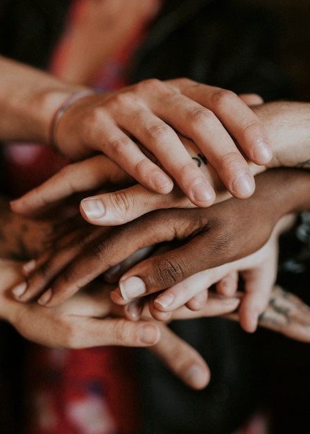 Photo Équipe créative empilant leurs mains