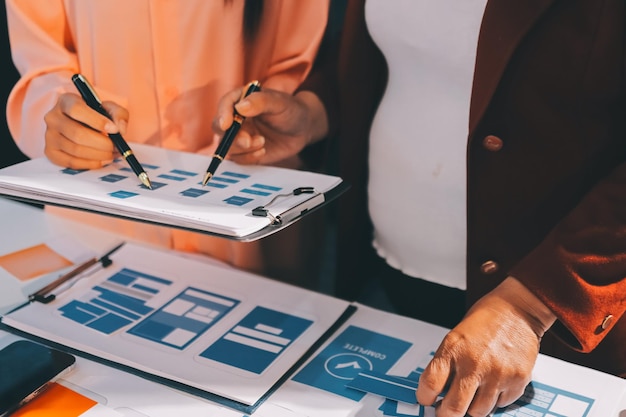 Une équipe créative de jeunes entreprises asiatiques travaille ensemble sur un projet de conception de logiciels d'applications mobiles, une réunion de brainstorming, une technologie Internet, un smartphone, un concepteur d'application Web, un collègue de bureau, un concept de travail en équipe.