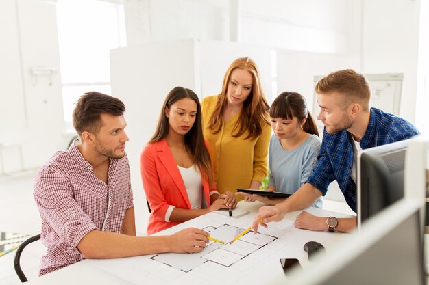 équipe créative avec plan de travail au bureau