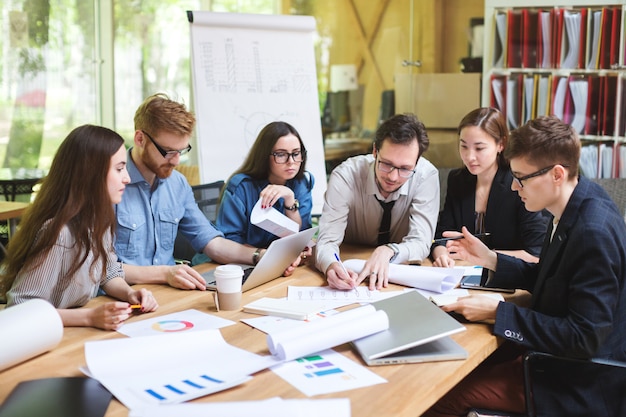 Équipe Créative De Professionnels à Table