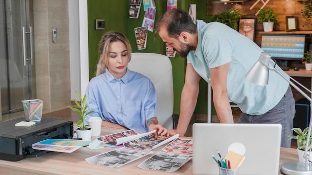 Une équipe créative qui est en session et choisit les meilleures idées pour le nouveau projet. Jeunes designers et bureau moderne