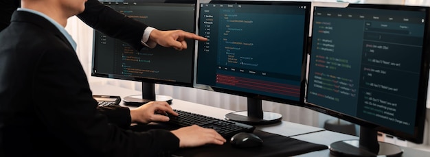 Équipe de développement de logiciels travaillant ensemble dans l'affichage de scripts de codage de bureau sur un moniteur d'ordinateur Programmeur et ingénieur logiciel travaillant dans l'entreprise de développement technologique Trailblazing