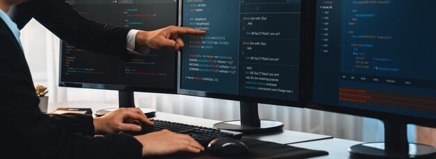 Équipe de développement de logiciels travaillant ensemble dans un script de codage de bureau affiché sur un écran d'ordinateur Programmeur et ingénieur logiciel travaillant dans la société de développement technologique Trailblazing