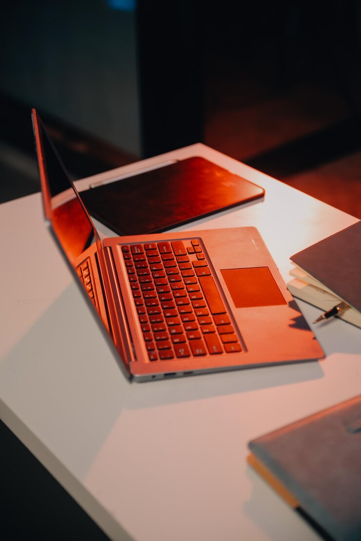 Une équipe de développeurs de logiciels travaille sur un grand projet tard dans la nuit dans la lumière au néon en essayant de terminer avant la date limite
