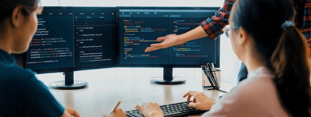 Équipe de développeurs de sites Web brainstorming et partage d'idées au bureau en plein essor