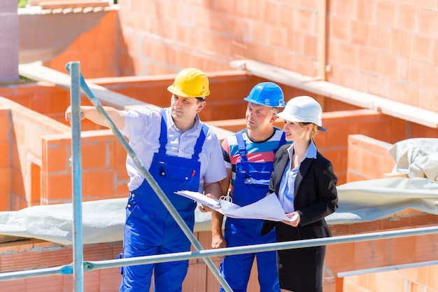 Équipe Discutant Des Plans De Construction Ou De Chantier