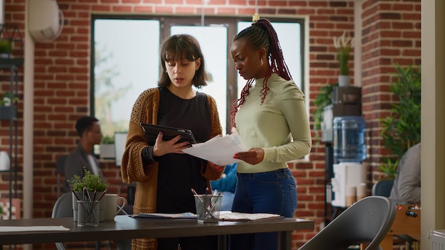 Équipe Diversifiée De Femmes Planifiant Un Projet D'entreprise En Ligne Avec Des Données De Recherche Et Des Informations Sur Les Graphiques Au Bureau. Brainstorming D'idées Pour Créer Une Présentation Et Un Rapport De Démarrage, Travail De Collaboration.