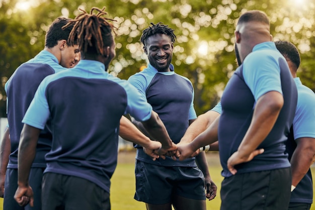 Photo Équipe de diversité et hommes fist bump dans les sports pour soutenir la motivation ou les objectifs à l'extérieur groupe de sport d'hommes mettant la main ensemble pour le travail d'équipe de remise en forme ou le succès en collaboration avant le match ou le match