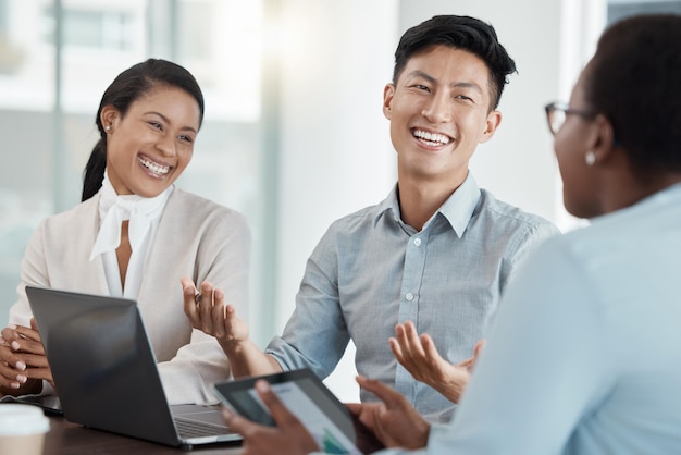 Photo Équipe de diversité et réunion de technologie d'affaires heureuse startup technologique et conversations d'entrepreneurs ensemble les chefs d'entreprise sourient plan de rapport de marketing numérique et stratégie en ligne au bureau du lieu de travail