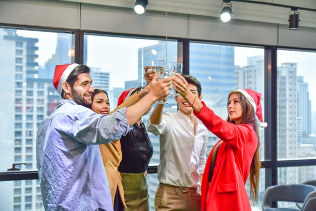 L'équipe du bureau d'affaires fête Noël Bonne année