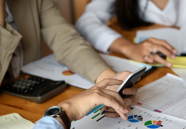 L&#39;équipe du personnel planifie un travail pour présenter les clients.