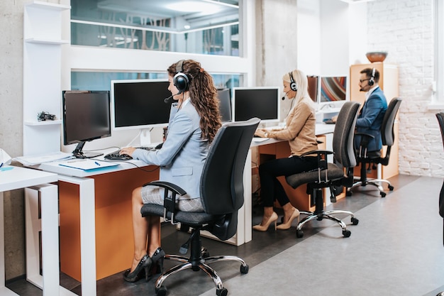 Équipe d'employés du centre d'appels travaillant ensemble au bureau.