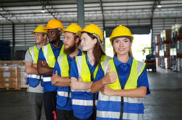 Photo Équipe d'employés d'entrepôt travaillant sur l'inventaire dans un grand entrepôt de distribution concept d'industrie d'usine commerciale
