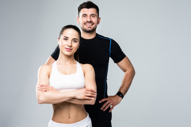 Équipe d'entraîneurs de fitness homme et femme isolé sur fond blanc