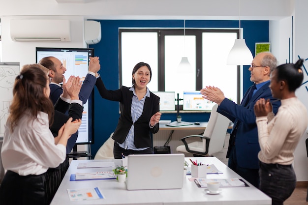 Équipe D'entreprise Réalisant Un Concept De Réussite Pour Le Démarrage Dans La Salle De Conférence, Gagnants