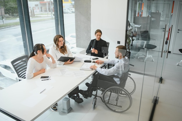 Photo Équipe d'entreprise et responsable dans une salle de réunion d'un bureau moderne avec fenêtres panoramiques. notion d'entreprise