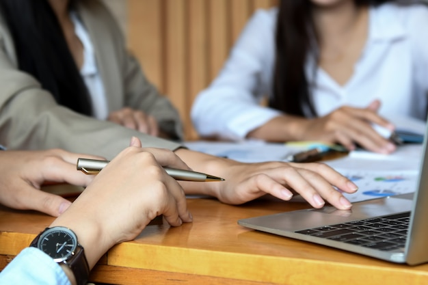 L’équipe féminine du bureau résume le travail effectué au bureau.