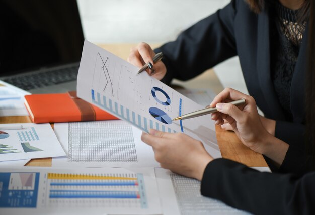 Une équipe de femmes comptables analyse des documents de données au bureau.