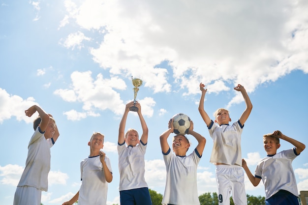 L'équipe de football junior célèbre la victoire