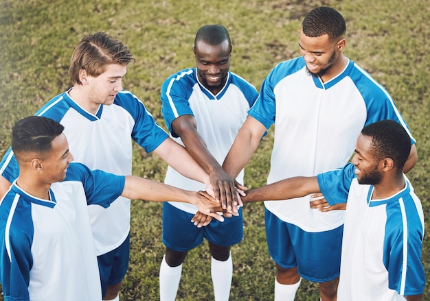 Photo Équipe de football et mains d'hommes à l'appui de la collaboration sportive et de la stratégie de jeu sur un terrain joueurs de football et groupe d'hommes avec un groupe de mains pour la motivation de remise en forme et l'objectif d'entraînement à l'extérieur