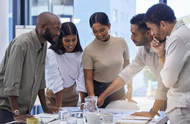 Photo Équipe de gens d'affaires et discussion sur la paperasserie à table au bureau pour planifier la collaboration de projets et les idées dans le démarrage diversité de groupe et réunion d'employés pour un remue-méninges avec des documents