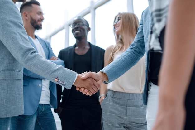 Photo Équipe de gens d'affaires souriants travaillant au bureau