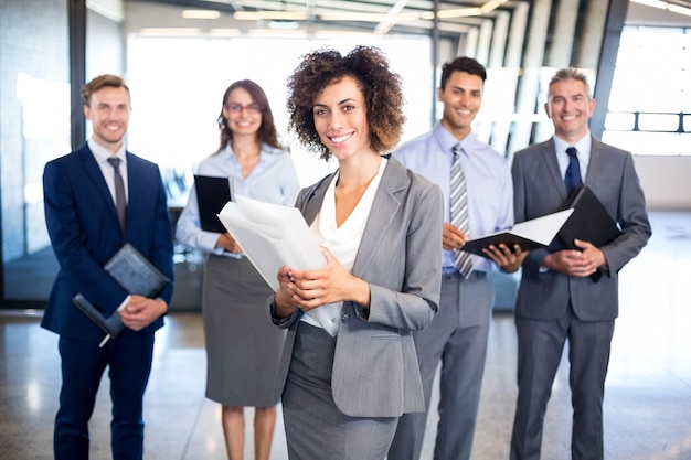 équipe de gestion avec document et organisateur au bureau