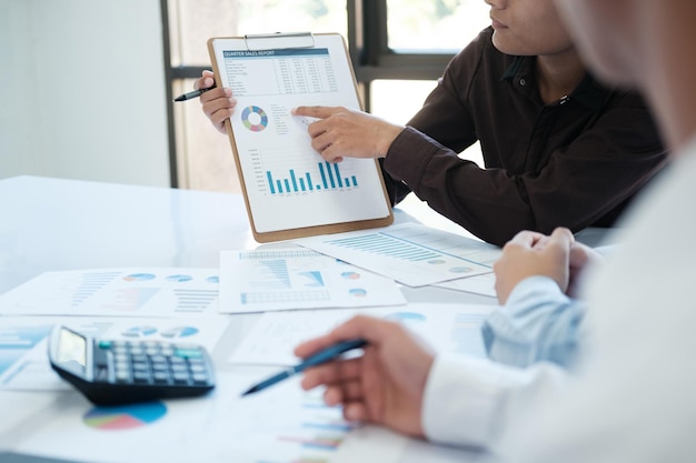 Photo une équipe d'hommes d'affaires est en train d'analyser les données du projet d'investissement.